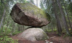 Der balancierende Felsen Kummakivi, ein Naturwunder, das sich sehen lassen kann
