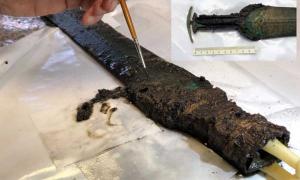 Verziertes prähistorisches Bronzeschwert in Dänemark ausgegraben