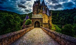 Die Burg Eltz ist eine mittelalterliche Burg im westdeutschen Bundesland Rheinland-Pfalz