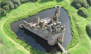 Was veranlasste den Umzug von Caerlaverock Castle?