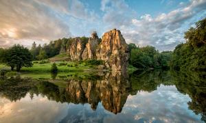 Die Externsteine sind eine ungewöhnliche Sandsteinformation bei Ostwestfalen-Lippe im Nordwesten Deutschlands