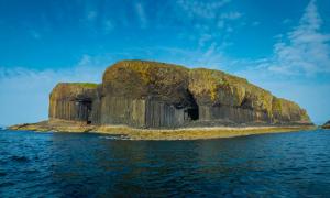 Fingal's Cave, eine der eindrucksvollsten Meereshöhlen der Welt
