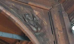 Schnitzerei männlicher Genitalien in der Kirche geht viral
