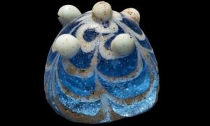 Das in Lindisfarne entdeckte gläserne Artefakt soll ein Spielstein der Wikinger sein