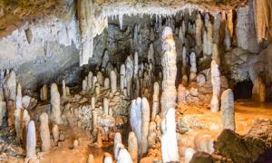 Harrisons Höhle mit erstaunlichen Speleothemen, Stalaktiten und Stalagmiten.