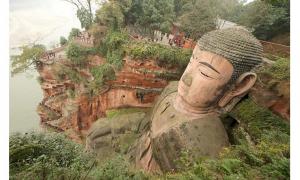 Der Riesenbuddha von Leshan ist so riesig, dass angeblich 100 Mönche auf einem Fuß sitzen könnten.