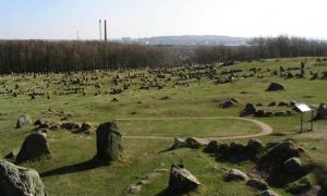 Lindholm Hoje, ein alter Friedhof der Wikinger, der tausend Jahre lang verschollen war.