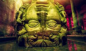 Sarkophag der Medusa aus einer Zisterne in Istanbul?
