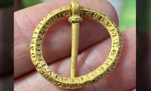 Mittelalterliche Brosche mit magischen Worten gefunden