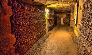  Die Pariser Katakomben sind eine große Sammlung von Knochen und Gebeinen unter der Stadt.