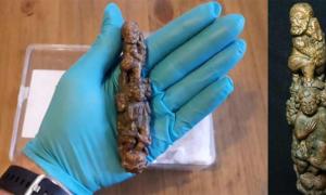 Römischer Schlüsselgriff zeigt Verbrecher, der von einem Löwen hingerichtet wird.