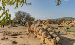Die Statue des Atlas ist eine der berühmtesten im archäologischen Park von Agrigent  