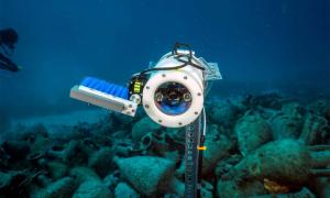 Unterwasser-KI-Roboter bewachen ein antikes griechisches Schiff.
