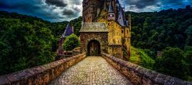 Die Burg Eltz ist eine mittelalterliche Burg im westdeutschen Bundesland Rheinland-Pfalz