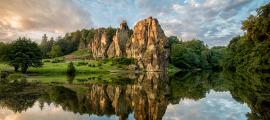 Die Externsteine sind eine ungewöhnliche Sandsteinformation bei Ostwestfalen-Lippe im Nordwesten Deutschlands