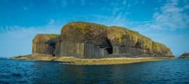 Fingal's Cave, eine der eindrucksvollsten Meereshöhlen der Welt