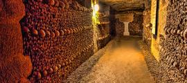  Die Pariser Katakomben sind eine große Sammlung von Knochen und Gebeinen unter der Stadt.