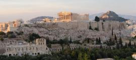 Akropolis von Athen, mit Odeon von Herodes Atticus links unten. (CC BY-SA 3.0)