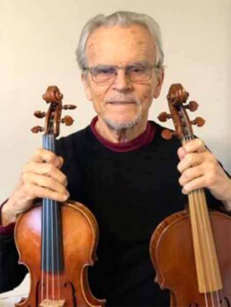 Joseph Nagyvary, Professor an der Texas A&M University, hält eine Geige (links) und eine Bratsche (rechts) mit Griffbrettern aus Pappelholz. Er war der erste Forscher, der darauf hinwies, dass die Chemikalien, mit denen die Stradivari-Geigen behandelt wurden, auch ihren einzigartigen Klang erzeugen