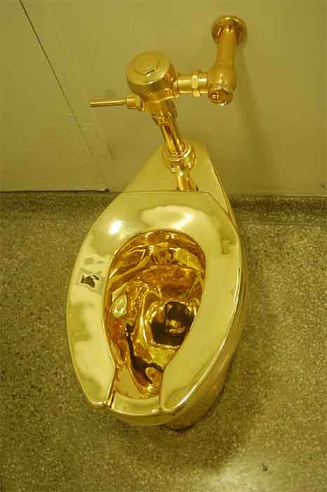 Die Toilette aus massivem Gold des italienischen Künstlers Maurizio Cattelan, die 2019 aus dem englischen Blenheim Palace gestohlen wurde, ist ein aktuelles Beispiel für Einbrüche in aristokratische Häuser in England.