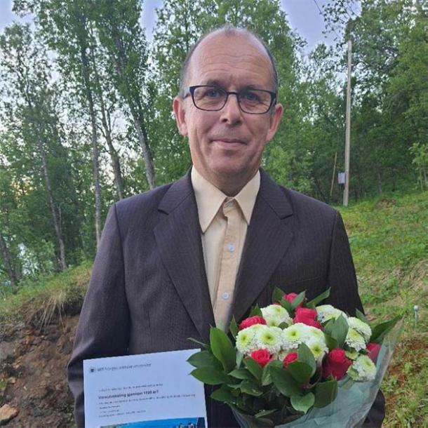 Tor-Ketil Krokmyrdals Leidenschaft für die Metallsuche, bewaffnet mit einem Metalldetektor, war der Grund für seine Entscheidung, ein Studium der Archäologie zu beginnen. Auf dem Foto ist er zu sehen, wie er sein Diplom von der UiT, der norwegischen Arktis-Universität, erhält.