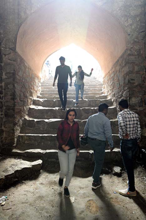 Am Fuß der Treppe von Agrasen Ki Baoli