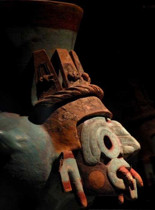 Eine Vase aus dem 15. Jahrhundert n. Chr., die den mesoamerikanischen Gott des Regens, der Stürme und des Ackerbaus Tlaloc darstellt