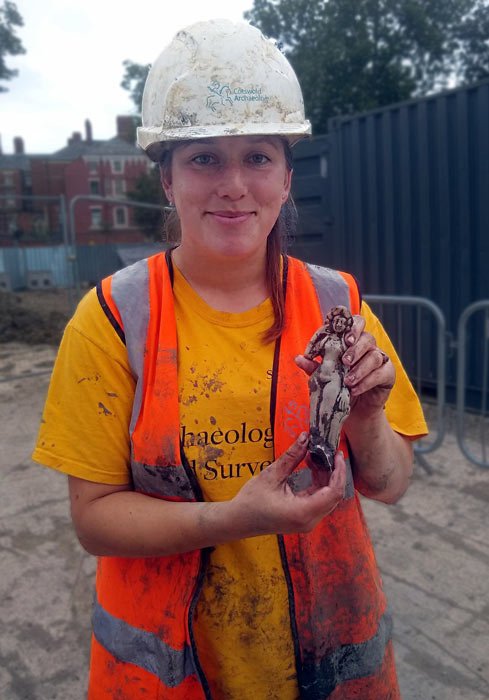 Die römische Venusfigur kurz nach ihrem Fund in den Händen eines Mitglieds des Teams von Cotswold Archaeology.