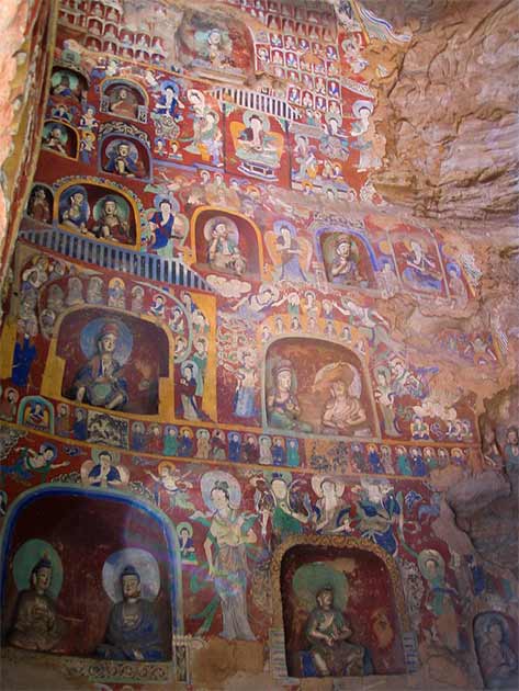 Wandmalereien und bemalte Figuren in den Yungang-Grotten aus der Nördlichen Wei-Dynastie, 5. bis 6. Jahrhundert n. Chr., die buddhistische Szenen darstellen.