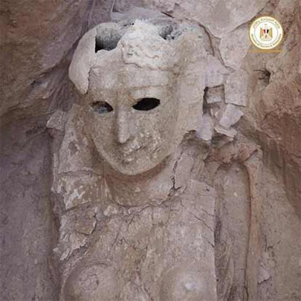 Eine weibliche Mumie, die von einer Totenmaske umgeben war.