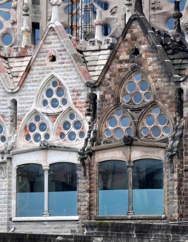 Die fortgesetzten Arbeiten an der Basilika sind auf diesem Foto zu sehen, mit neuen Arbeiten auf der linken Seite und alten Arbeiten auf der rechten Seite.
