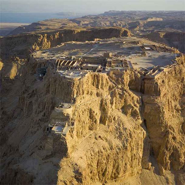Die Wüstenfestung Masada, der Ort der Belagerung von Masada, wo der römische Soldat Gaius Messius kämpfte, aus der Luft gesehen.